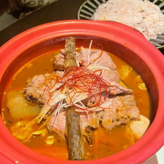  生ラムタタキのスープカレー（野菜9品）羊骨スープ(スープカレー しゃば蔵)