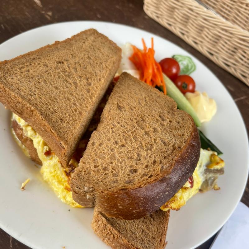 きのこちーずオムレツサンドウィッチ(グラウビュンデン)