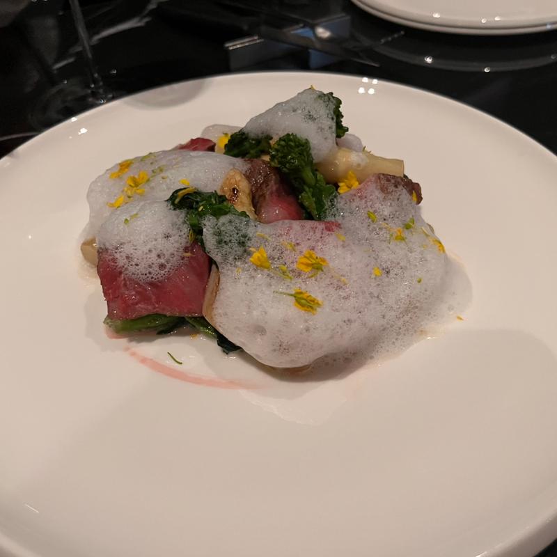 ブルターニュ産 カジ ド ヴォーのココットロティ　ホワイトアスパラガスと菜の花のグラッセ　ジャンジャンブル風味(ダイニング)