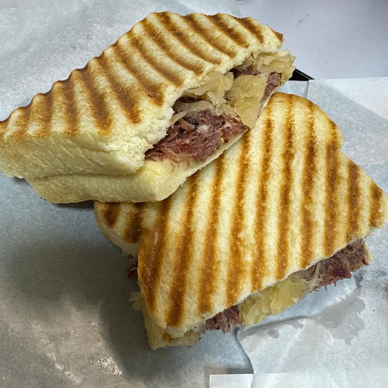 至極の組合わせ ザワークラウトとコーンビーフサンド(GET BETTER coffee&sandwich)