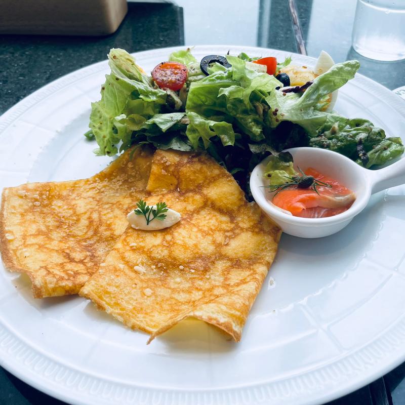 チーズガレット＆ニースサラダプレート(AUX BACCHANALES (オーバカナル 桜木町店))