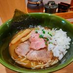 焼きあご塩らー麺＋たまねぎ(焼きあご塩らー麺たかはし 大船店)