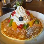 焼きたてのバターミルクケーキ　たっぷりクリームとフルーツミックス(chano-ma 横浜)
