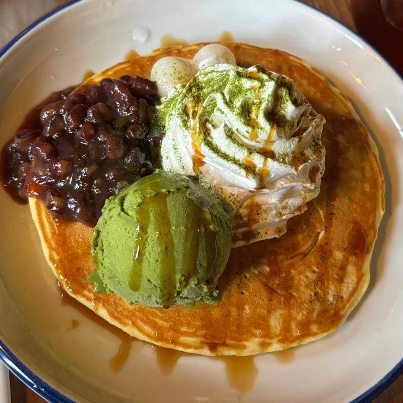 焼きたてのバターミルクケーキ　抹茶アイスと小豆　黒みつソース(chano-ma 横浜)