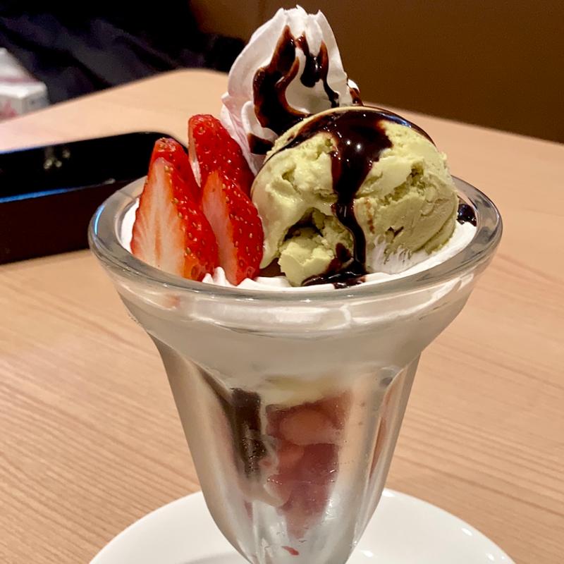 いちごピスタチオパフェ(和食 甘味処 つづるや)