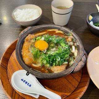 きつねと九条ネギ入り味噌煮込みうどん(山本屋本店 広小路伏見店)