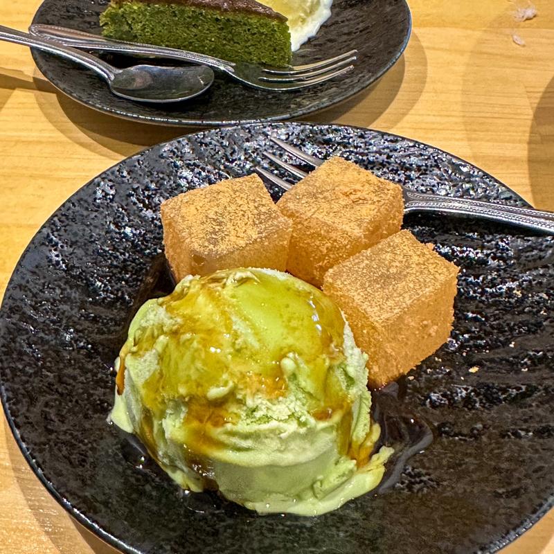 わらび餅と抹茶アイス黒蜜掛け(名古屋 かに銀 名駅店)