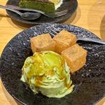 わらび餅と抹茶アイス黒蜜掛け