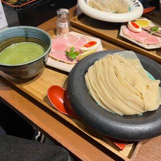 抹茶とドリンク白湯つけ麺