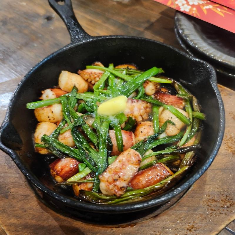 柔らかイカゲソにんにくバター炒め(居酒屋 くぅ)