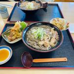 冷たい肉そば　ゲソ天野菜天セット(そば処　つる福 )
