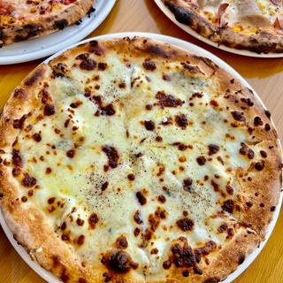 4種チーズのピザ