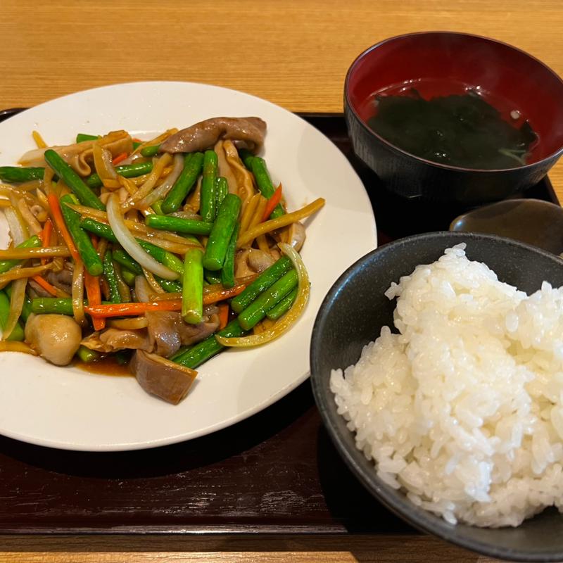 ニンニクの芽と豚ガツ炒め(ショウショウ焼餃子)