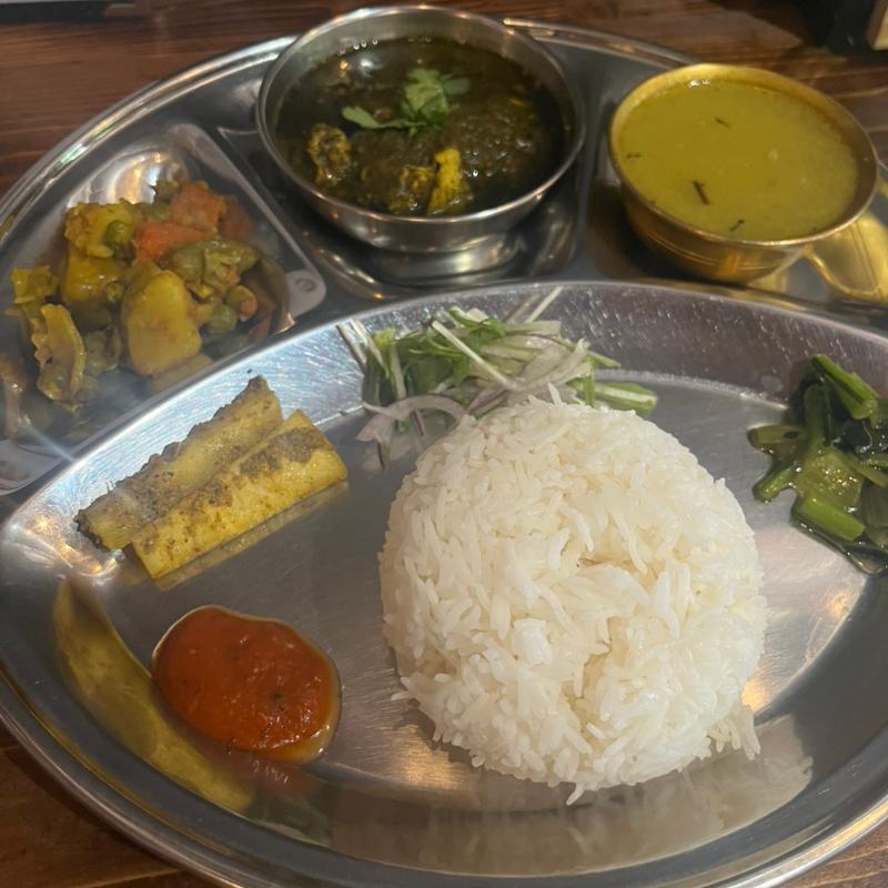 B.週替わりカレーのダルバート(ダルバート食堂)