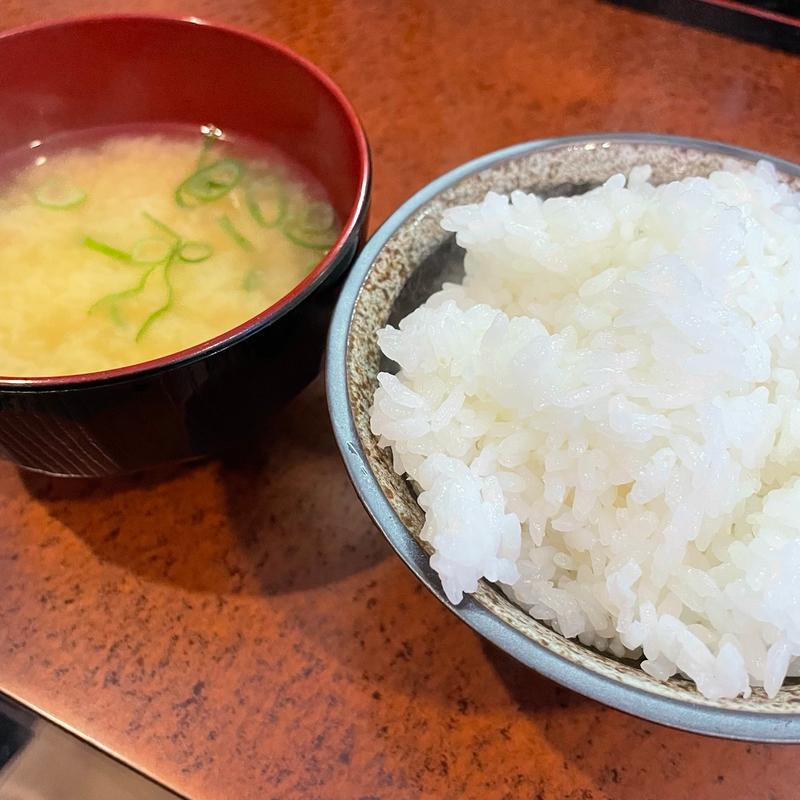 ご飯と味噌汁（焼肉定食）(鉄板焼肉＆居酒屋ごち亭)