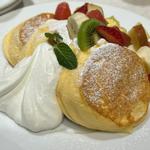 季節のフレッシュフルーツパンケーキ(幸せのパンケーキ 吉祥寺店)