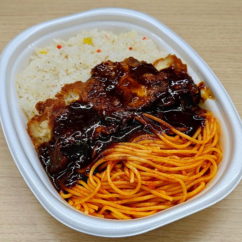 バターピラフ&濃厚デミチキンカツナポリタン(セブンイレブン 麹町駅前店)