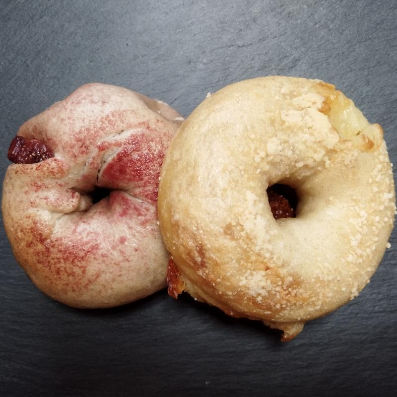 いちごティラミス、チーズ ハムロール(土曜と日曜とソフトクリームとベーグル)