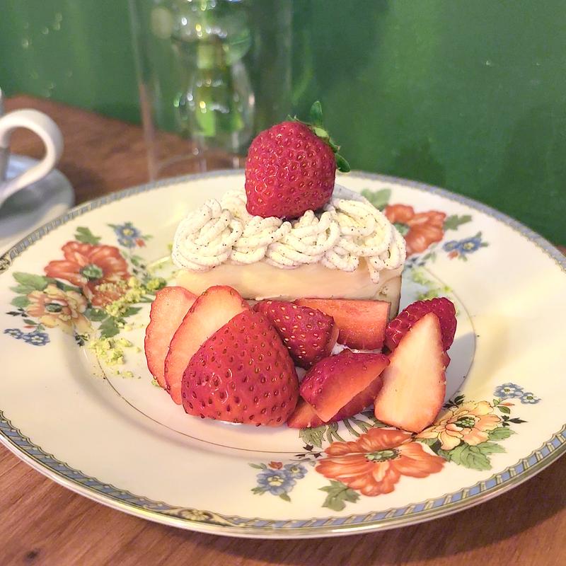 3種のチーズのレイヤークリーミーチーズケーキ　いちご添え(abotam coffee stand)