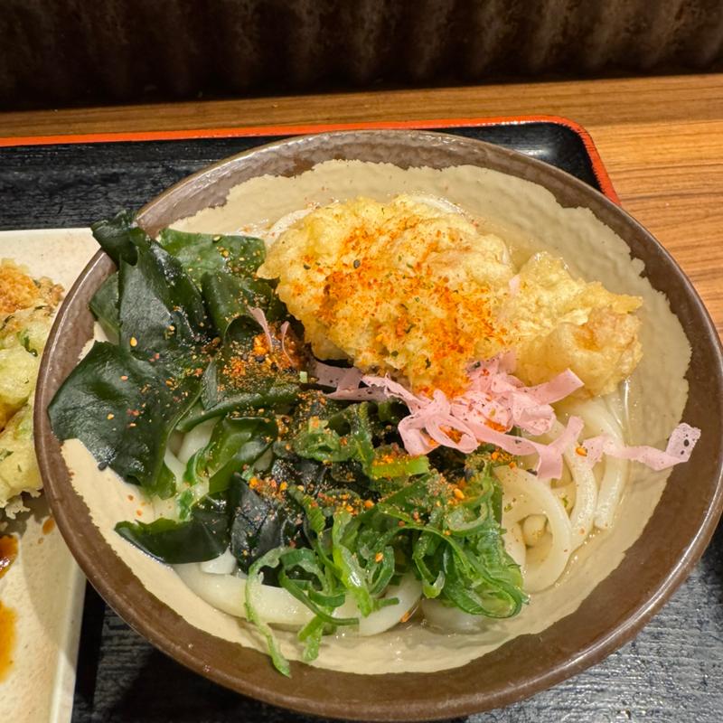 いか天わかめうどん(本場さぬきうどん 親父の製麺所 上野店)