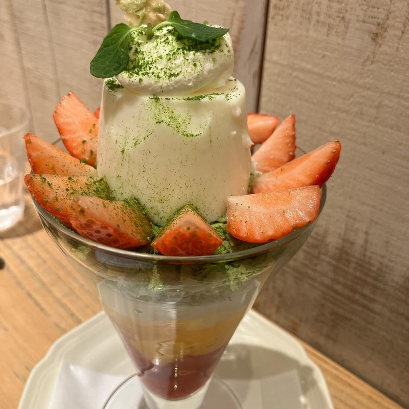 苺とミルク杏仁のプリンパフェ(アフタヌーンティー・ティールーム 大船ルミネウィング)