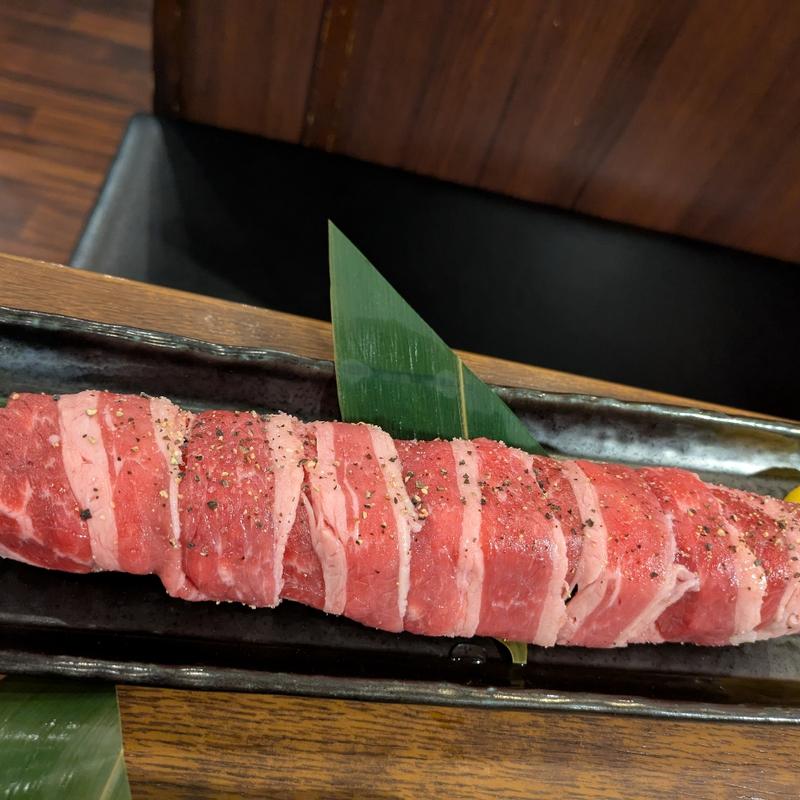 ねぎ巻き炙りカルビ1本焼き(池袋酒場 情熱ホルモン)