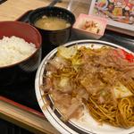 豚焼きそば定食(レトロ鉄板居酒屋GACHA)