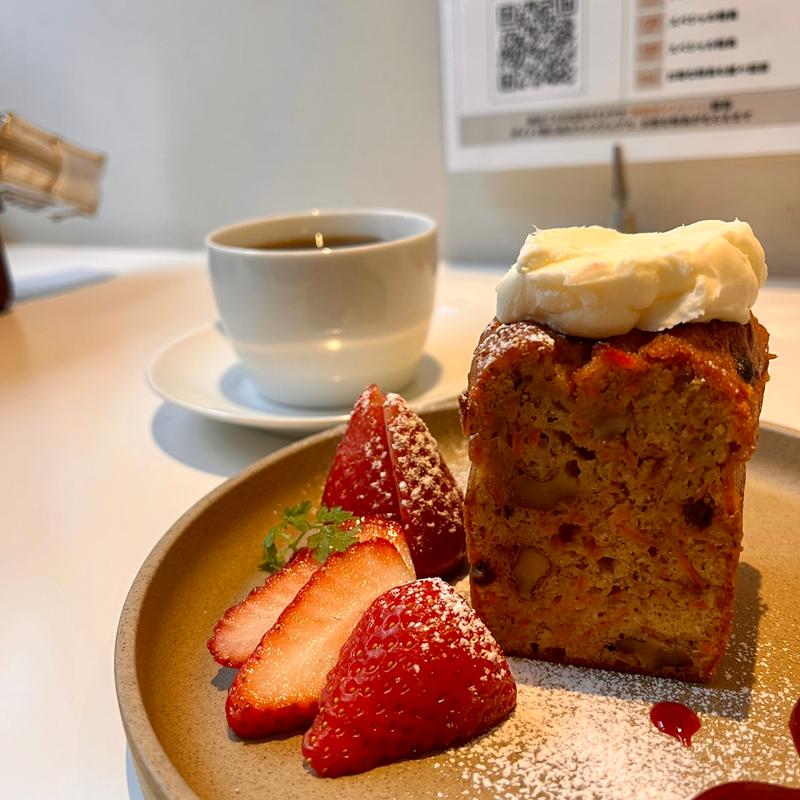 湘南野菜でつくるキャロットケーキ（ドリンクセット）(uzna omom 原宿本店)