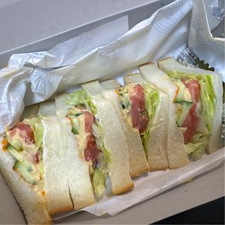 ヒヨコ豆ペーストと野菜のサンドウィッチ