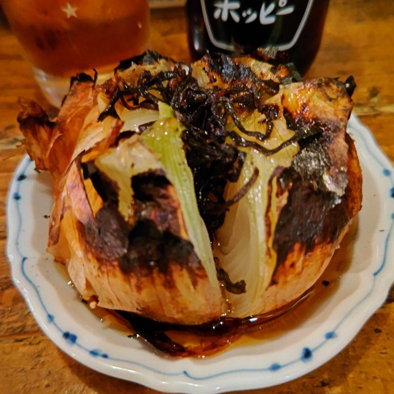 新たまねぎの炭火焼き 塩昆布がけ(もつ焼きごえん 野毛店)