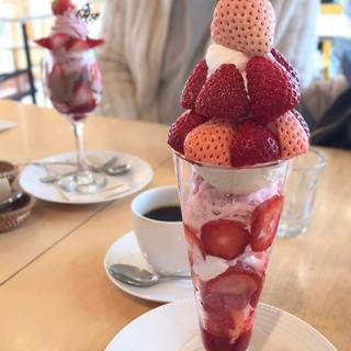 淡雪とあまおういちごのパフェ(フルーツピークス 横浜ポルタ店)