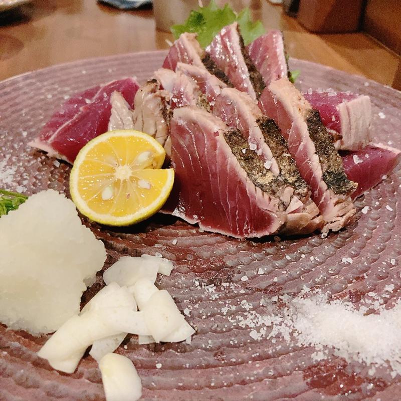 本カツオ炙り塩たたき(酒菜山もと山もと)