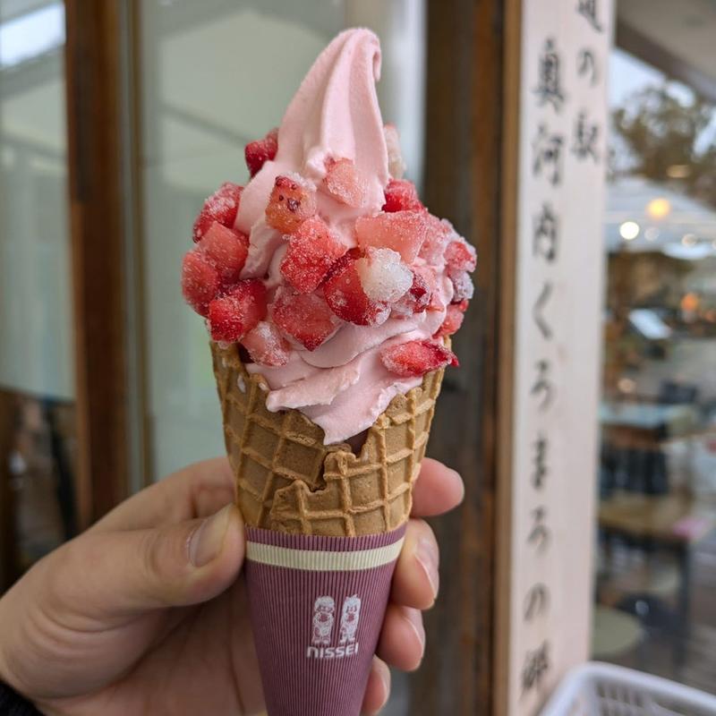 苺ダイスソフトクリーム(道の駅 奥河内くろまろの郷)