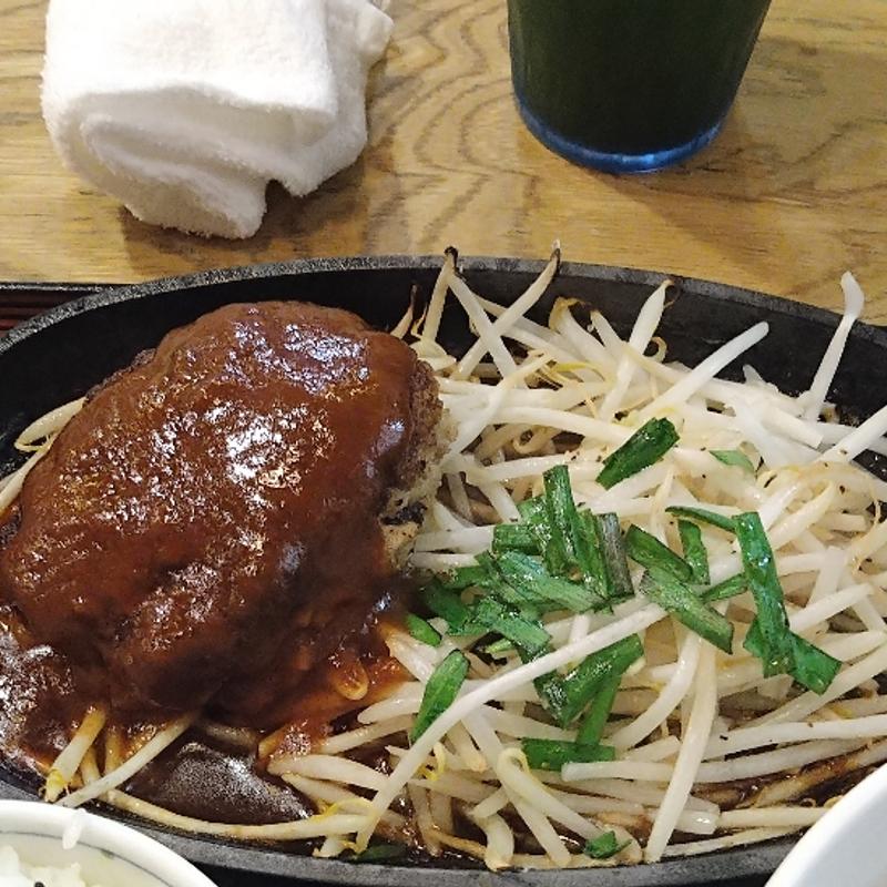 うどん屋さんのふわふわハンバーグセット(武州うどんあかね&みどりダイニング)