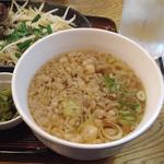 うどん屋さんのふわふわハンバーグセット(武州うどんあかね&みどりダイニング)