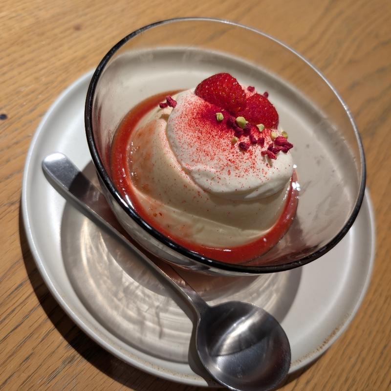 自家製マスカルポーネプリン　ストロベリーソース(MARFA CAFÉ)