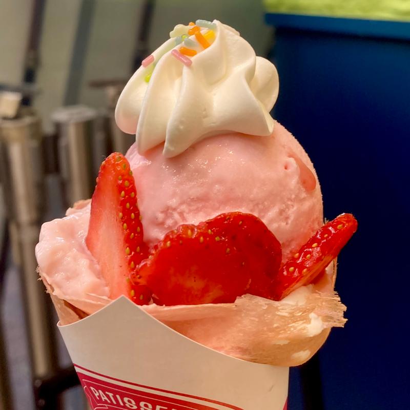 春限定イチゴ生地 ストロベリーダブルス生いちご(コスコクレープ もりのみやキューズモール店)