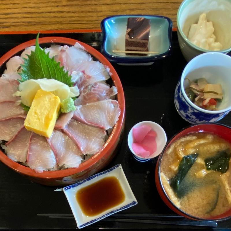 ハーフ&ハーフ丼（真鯛と寒ブリ）(源七 くろとり食堂)