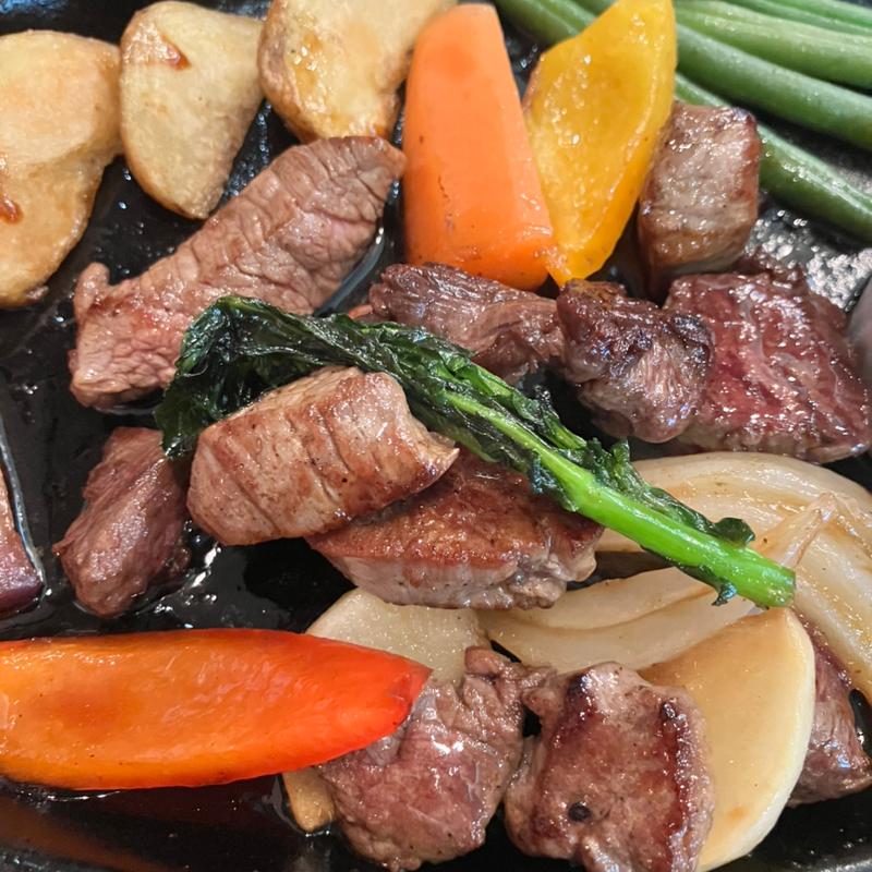 季節の野菜と牛肉の角切りステーキ(クローバーステーキハウス )