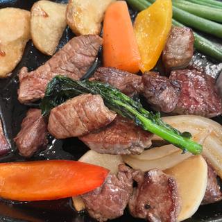 季節の野菜と牛肉の角切りステーキ(クローバーステーキハウス )