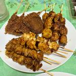 焼き鳥盛合せ(レバーフライ、とり皮、ネギマ、つくね)(かぶら屋 曳舟店)