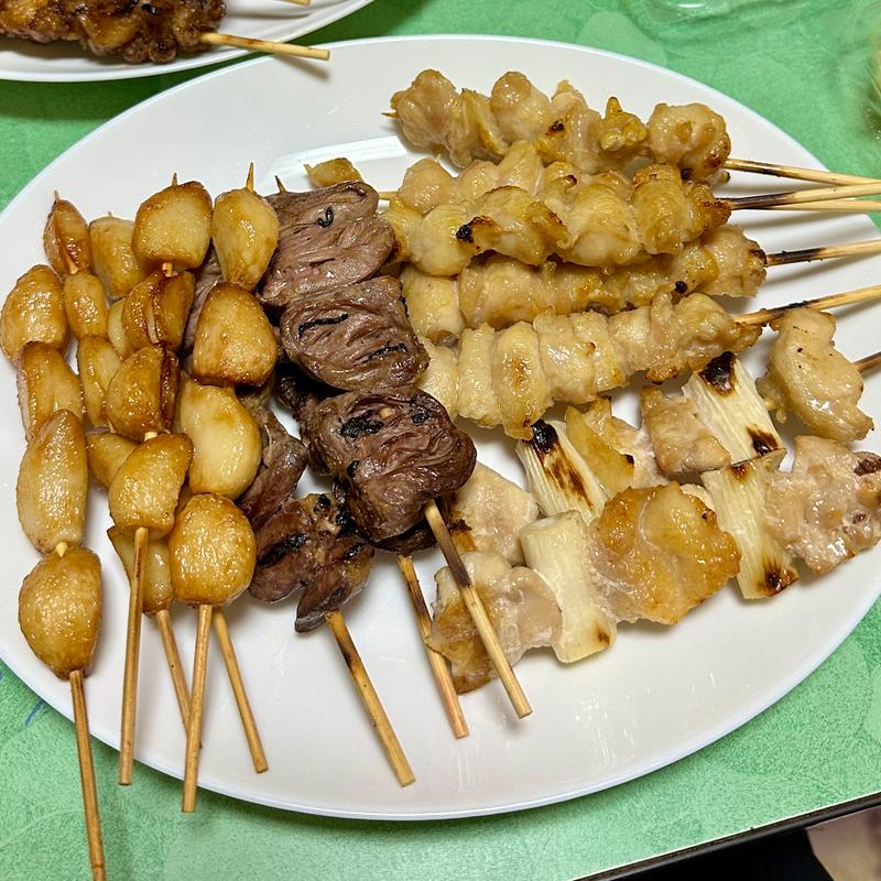焼き鳥盛合せ(にんにく揚げ、とりハツ、ネギマ、ぼんじり)(かぶら屋 曳舟店)