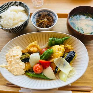 野菜に囲まれたチキン南蛮