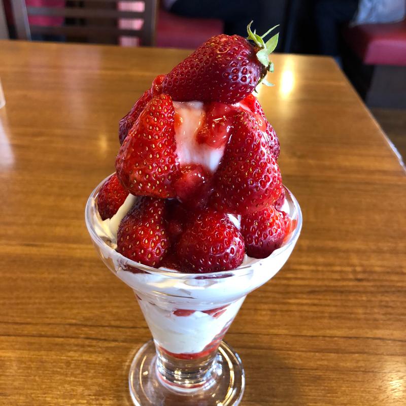 たっぷり苺のパフェ なめらかメルティクリームと一緒に(トマト＆オニオン 我孫子店)