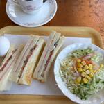 焼きサンドイッチ、サラダ、ゆで玉子、ドリンク