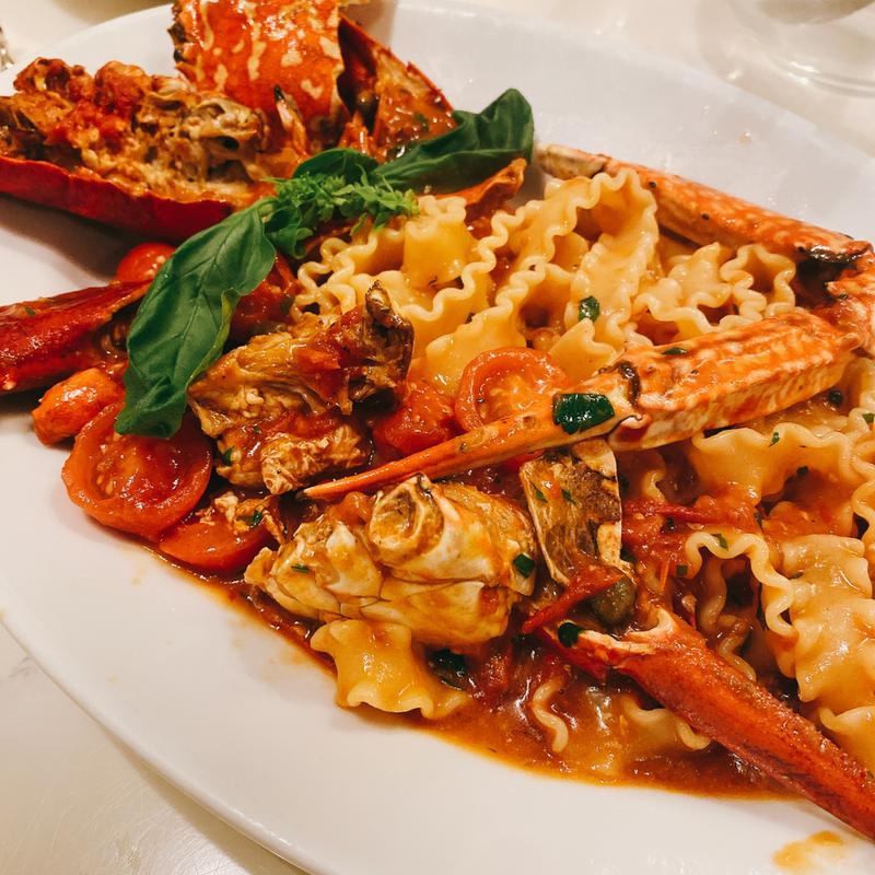 オマール海老と渡り蟹、自家製チェリートマトソース 幅広パスタ マファルディーネで。(トラットリア 築地 パラディーゾ！)