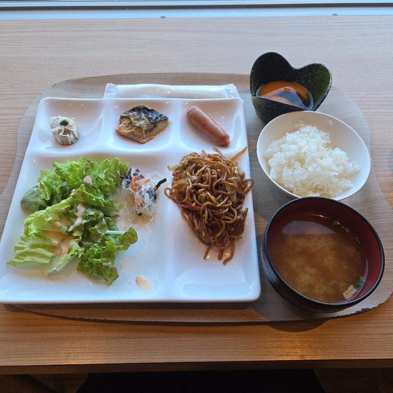 朝ごはん【焼きそば・鯖・野菜・生卵・みそ汁】(レンブラントスタイル御殿場駒門)