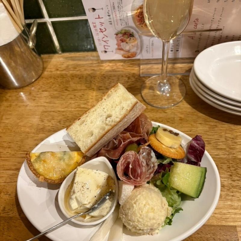 ワインセット（前菜10種プレート・ワイン2杯）(大衆欧風酒場 ニューコマツ)