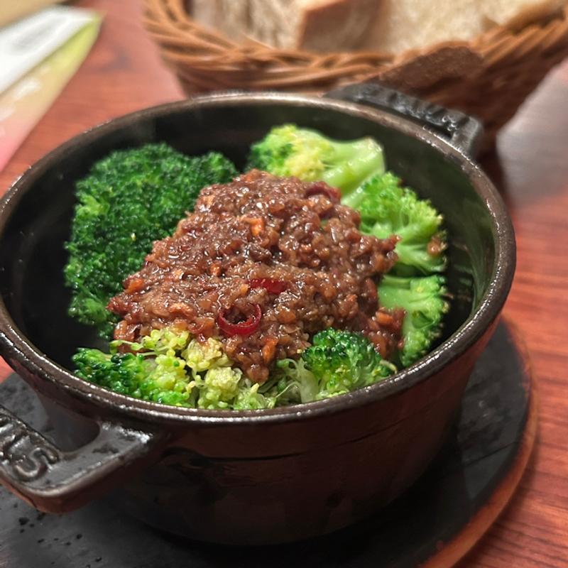 蒸し焼きペペロンブロッコリー(ワインの酒場。ディプント 上野御徒町店)