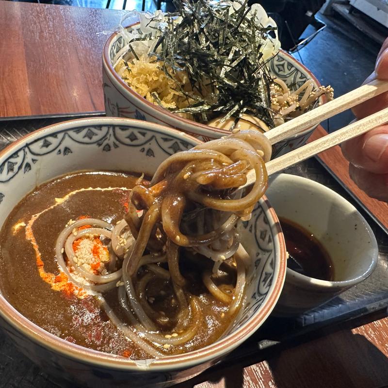 黒カレーポーク肉そば(大)(なぜ蕎麦にラー油を入れるのか。 西武新宿店 )